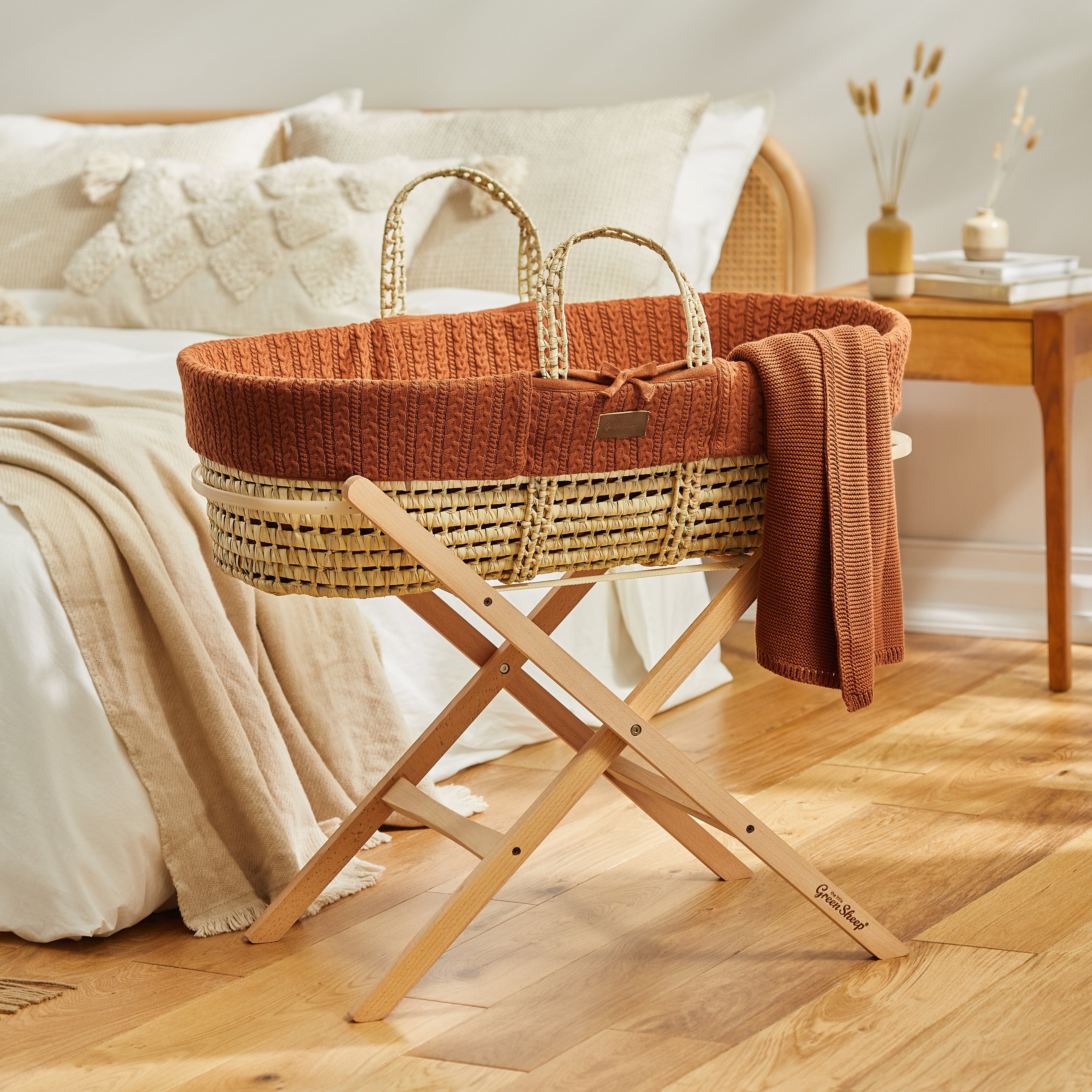 The Little Green Sheep Knitted Moses Basket & Mattress - Terracotta