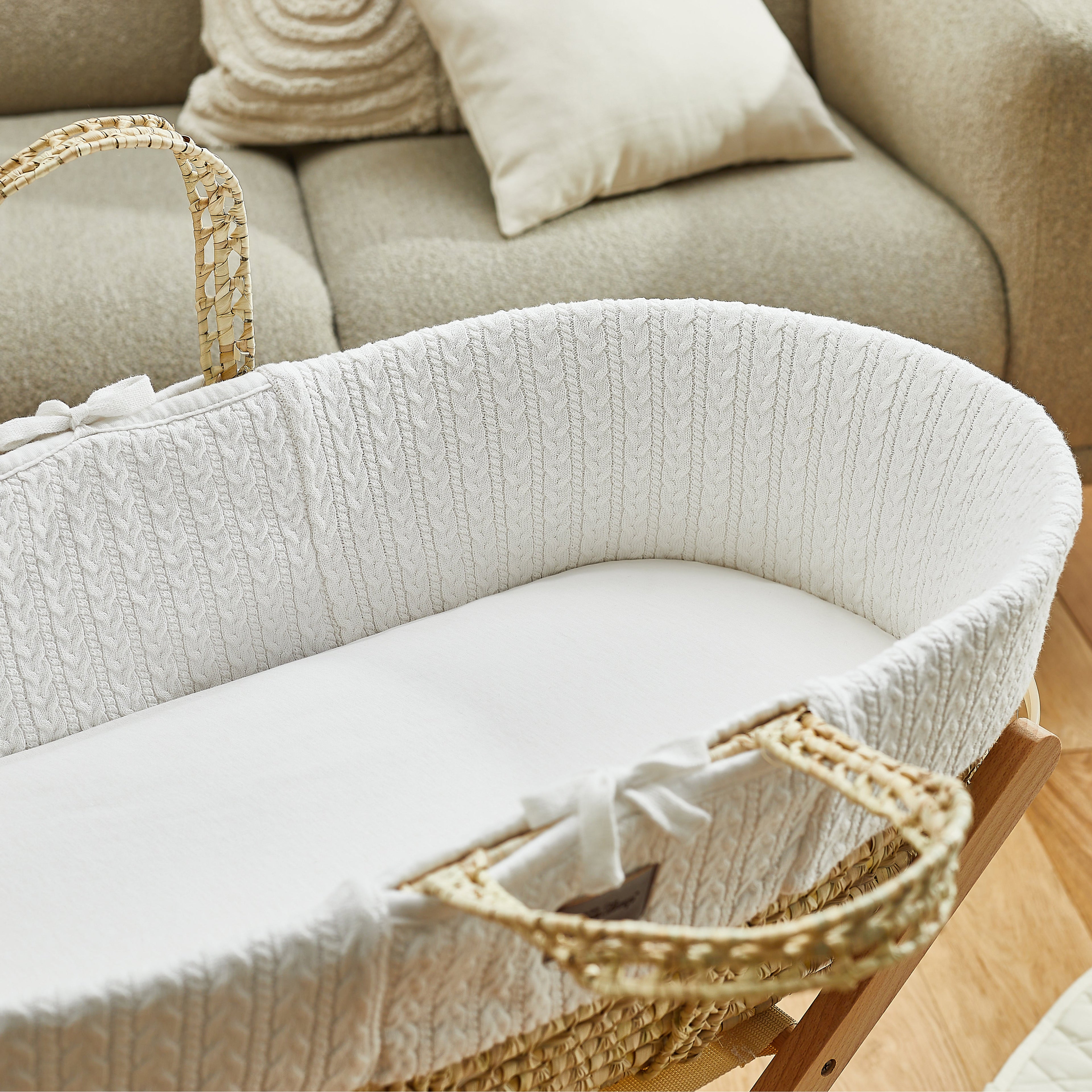 The Little Green Sheep Knitted Moses Basket & Stand - White