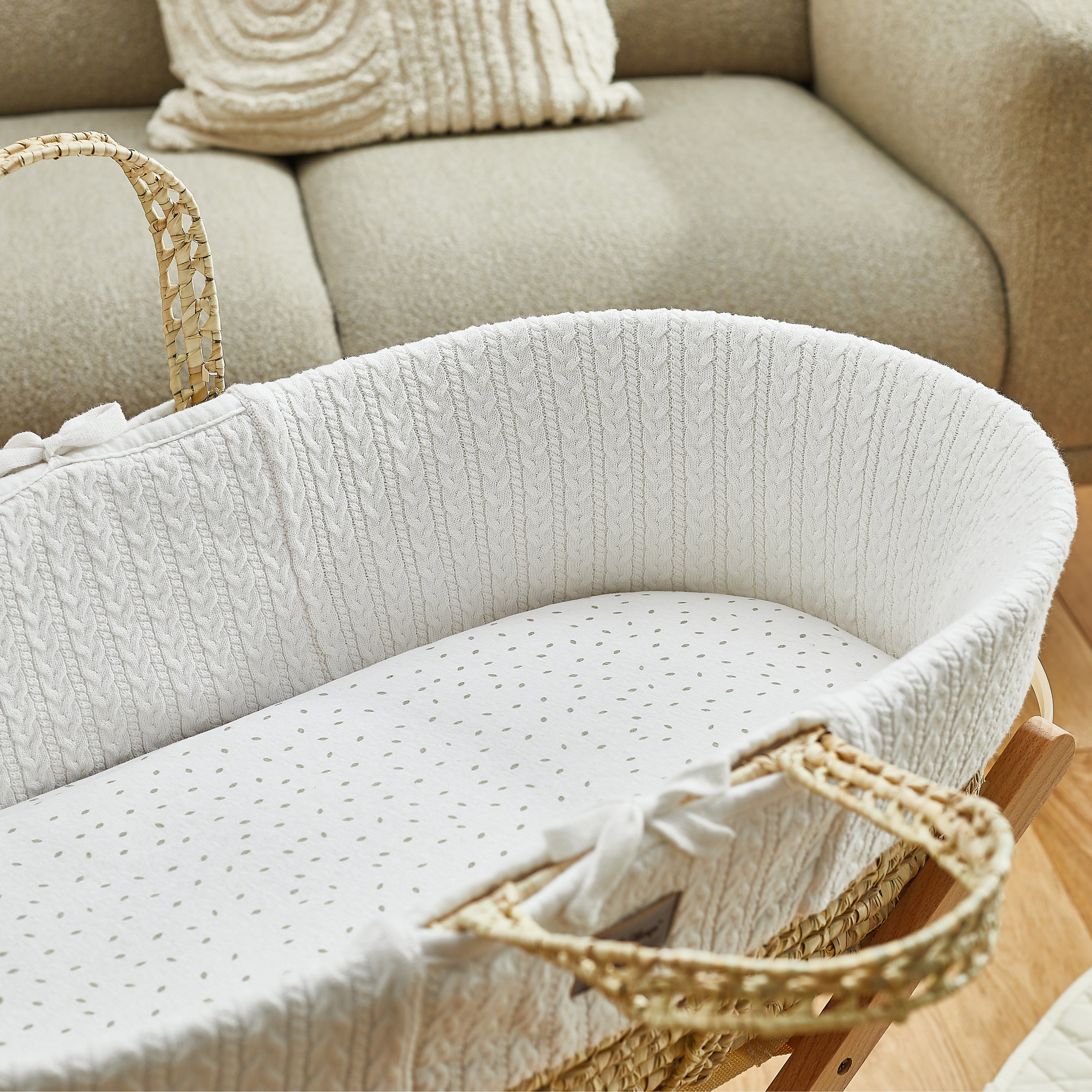 The Little Green Sheep Knitted Moses Basket & Stand - White