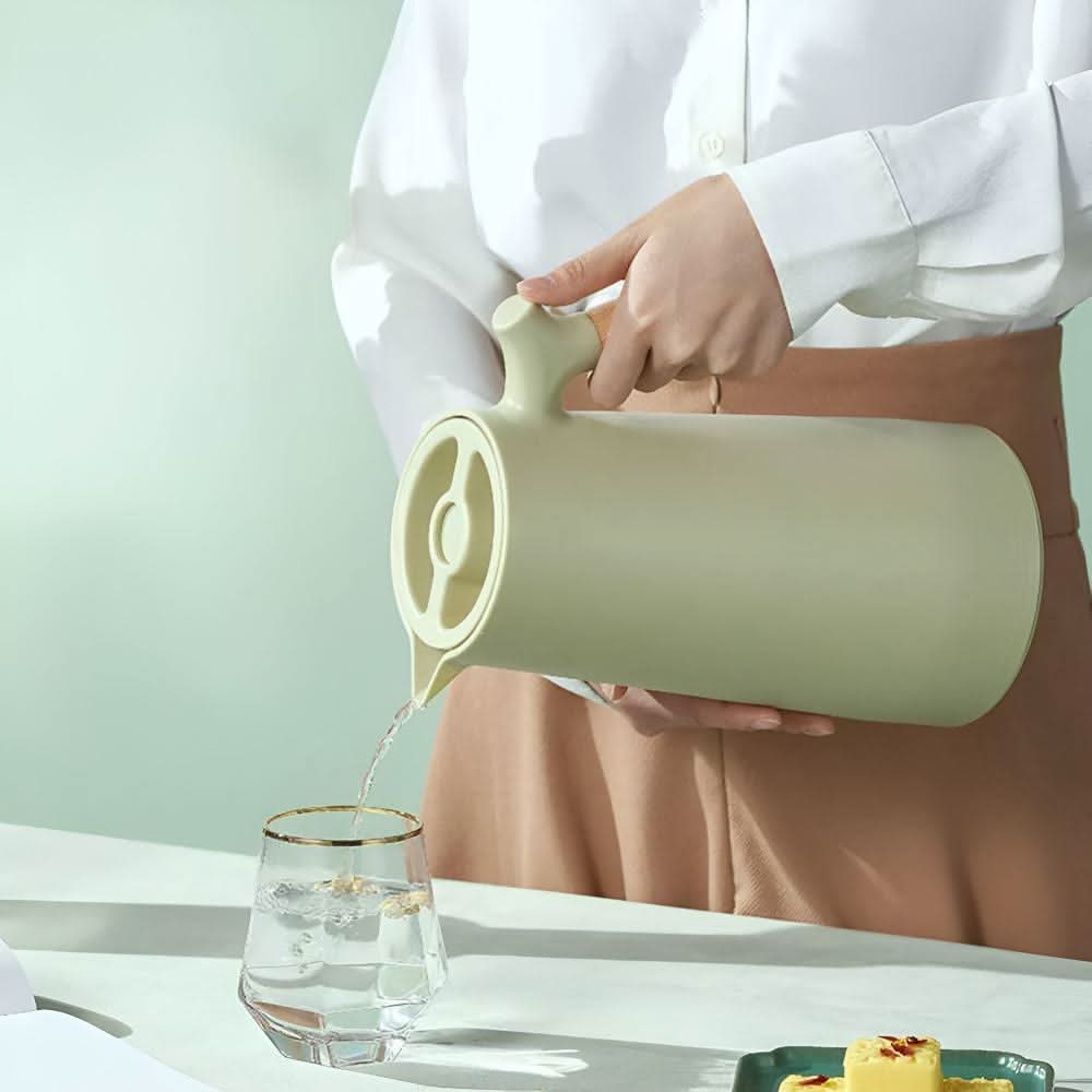 VetroLux – Elegant double-walled glass carafe with wooden handle for hot and cold drinks
