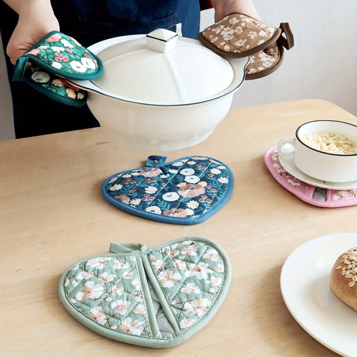 WARMHEART – Heat-resistant heart-shaped pot holders in floral vintage design